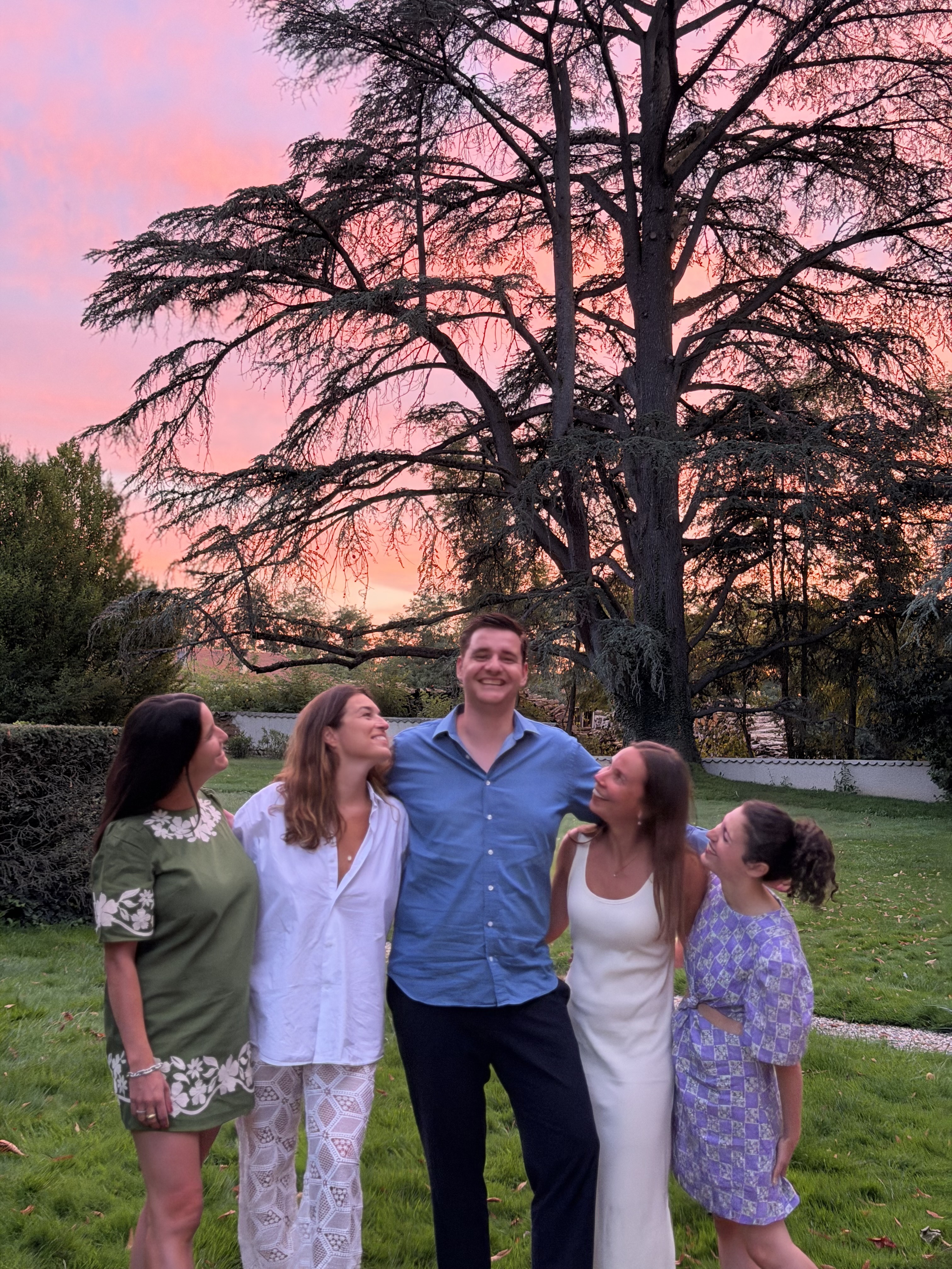 Souvenir entre amis dans le jardin au coucher du soleil